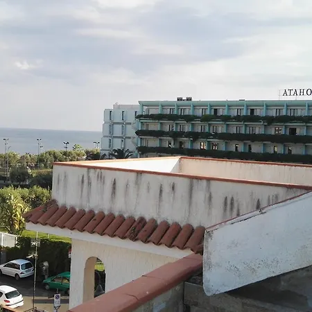 Candida Daire Giardini Naxos